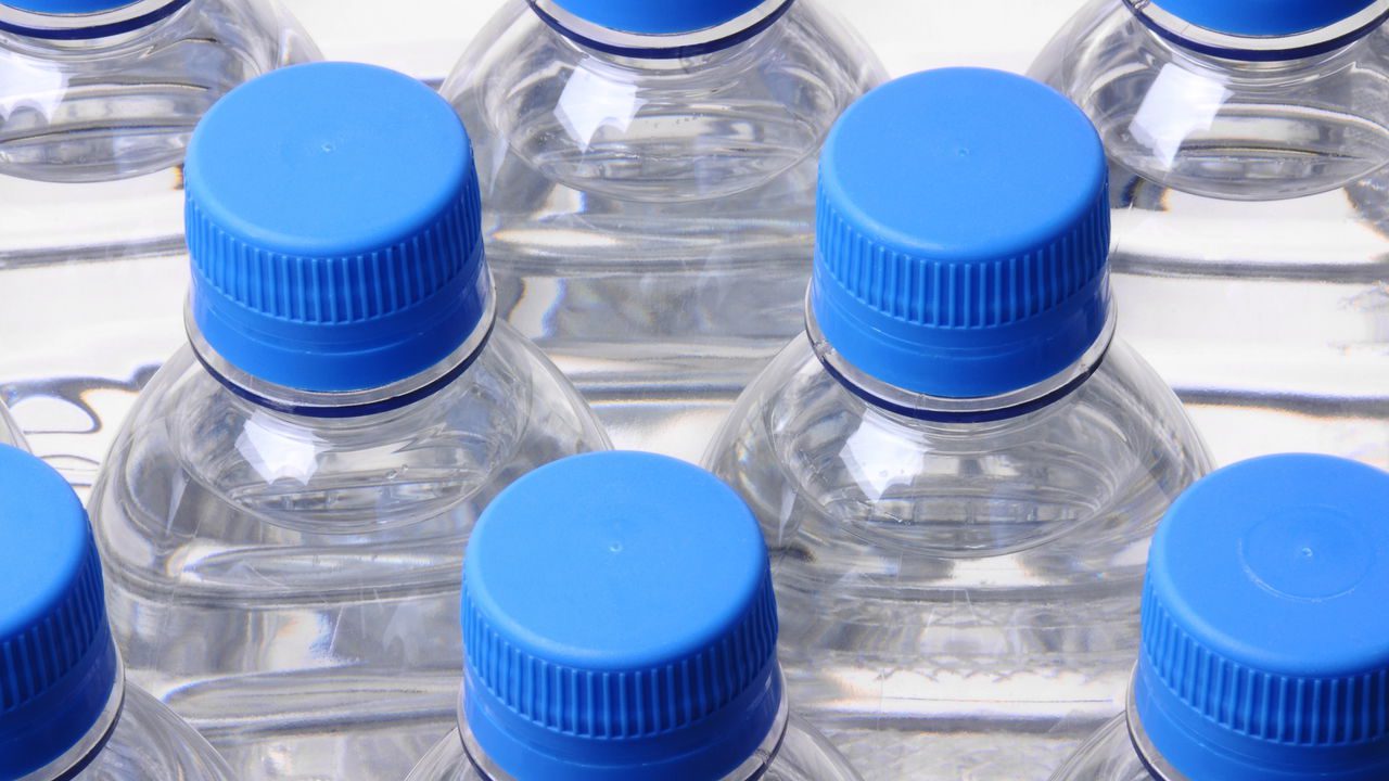 Tampas de garrafa PET viram tendência criativa no combate ao lixo